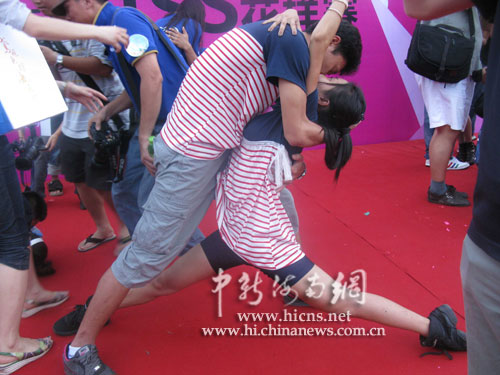 高难度女生手脚不着地亲吻动作 朱文 摄