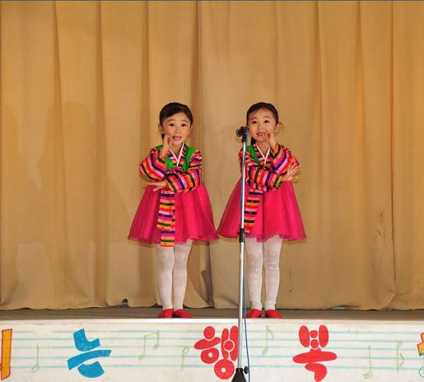 实拍朝鲜幼儿园节目表演组图
