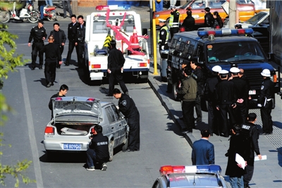 北京西单轿车闹市连撞行人共8人被撞伤图