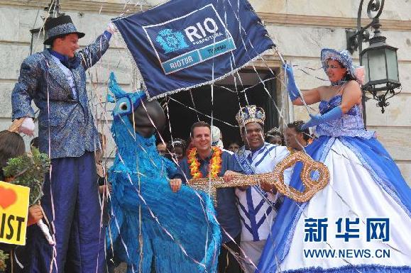 巴西里约市长向狂欢节国王递交城市钥匙