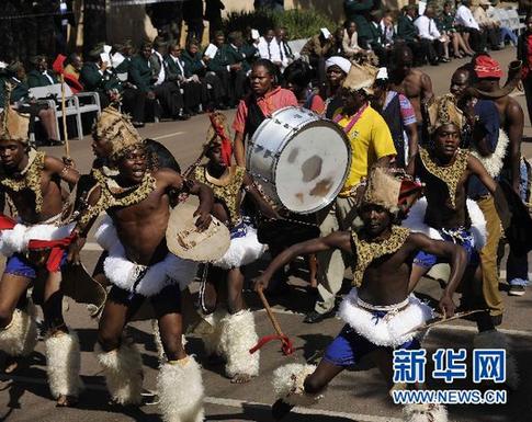 南非举行盛大阅兵庆祝自由日
