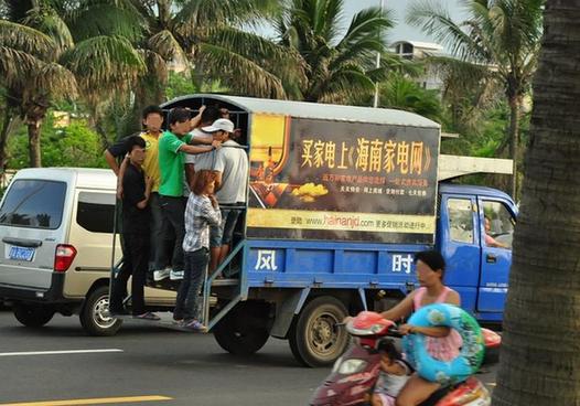 柴油三轮车超载拉客,三轮电动车,四轮小汽车,三脚猫拉客现象也不少见