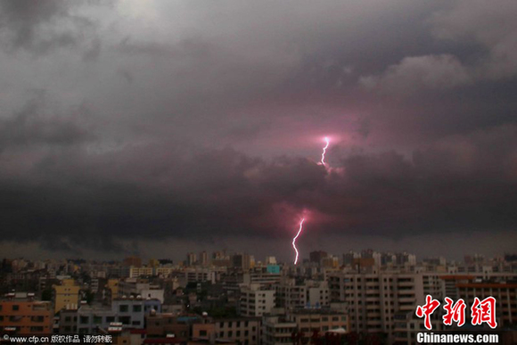 海口“黑云压城” 电闪雷鸣