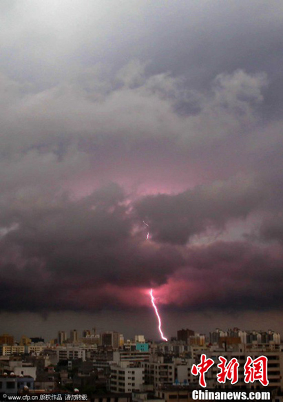 海口“黑云壓城” 電閃雷鳴