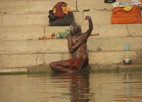 探秘印度圣河:与浮尸共沐浴
