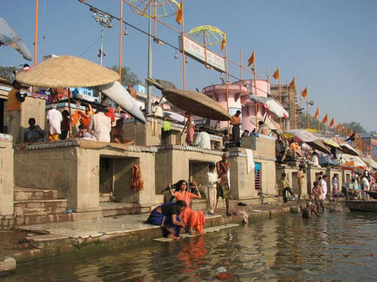 探秘印度圣河:与浮尸共沐浴