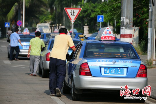 在南沙路一加油站外排队等候加气的出租车排长队,队伍甚至已排到南海