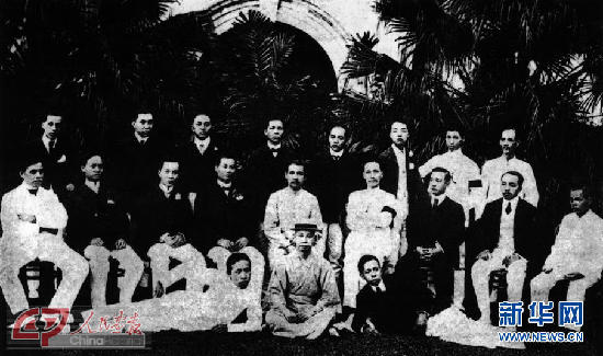 1907年3月,孙中山自日本抵新加坡,在晚晴园与同盟会会员合影.