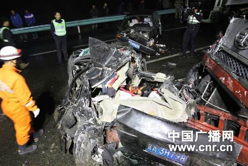 新疆吐烏大高速發(fā)生車禍致4人死亡（圖）