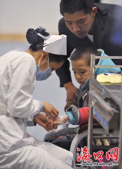 2月28日下午,在市医院儿童注射室内,因天气变化患感冒儿童在打点滴.