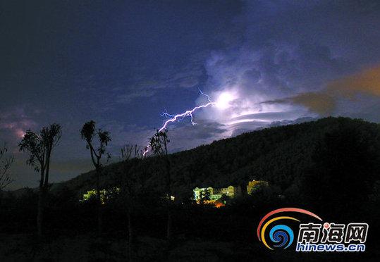 海南三亚出现雷雨天气镜头直击云中闪电图