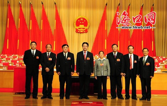 记者 张俊其摄新一届海南省政府领导班子合影.