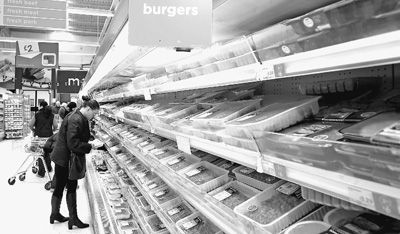 据英国《卫报》15日报道，大型超市Asda在其销售的鲜牛肉意面酱被检测出含有马肉后，在全国范围内下架该产品。这是自“马肉丑闻”以来，首次在鲜肉制品中发现马肉。图为2月15日，Asda超市里的消费者在挑选制作汉堡包的肉馅。 新华社记者 殷 刚摄 