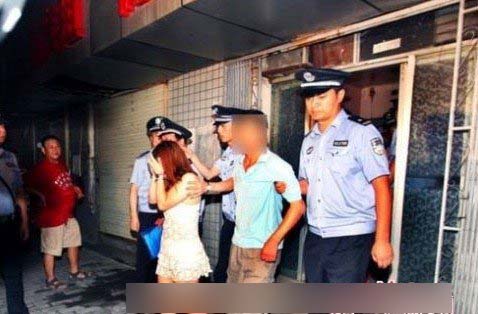 实拍各地警方扫黄现场嫖客小姐裸身被擒图