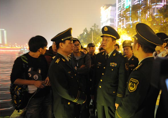 武警广东总队司令员许亚非在现场组织搜救.