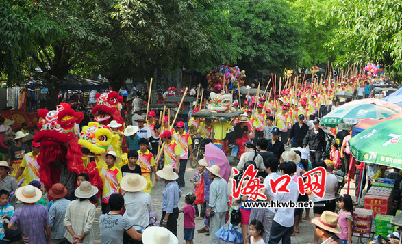 "圆军"是军坡节最具特色的内容,纪念当年冼夫人盛况.记者张俊其摄