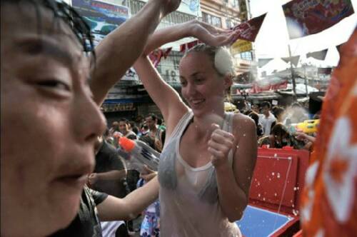 湿身诱惑春光无限 实拍泼水节美女被猥琐男揩油/图