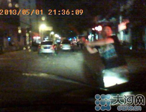 河南平頂山數(shù)男子當(dāng)街砍人 現(xiàn)場堪比香港警匪片