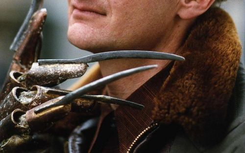 英国海关人员于考文垂机场缴获一副形似恐怖电影中恶灵弗莱迪所佩戴的爪形手套。