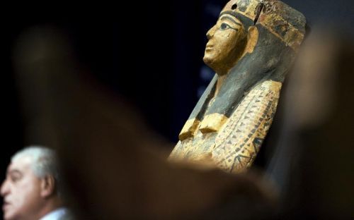 当地时间2008年，美国迈阿密机场。海关人员从一家来自西班牙的货运机上发现一具约有3000年历史的埃及石棺。目前，该石棺已由埃及文物最高委员会会长带回埃及。据称，该石棺于一个世纪前被盗。