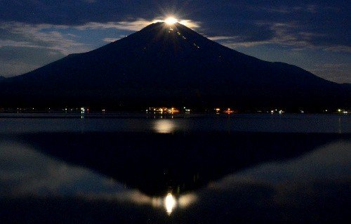 日本富士山在滿月時上演神秘“珍珠富士”美景(圖)