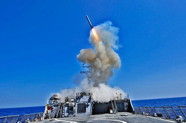 资料图:美国军舰发射战斧式巡航导弹.
