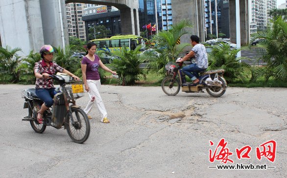 省公安消防總隊附近路段人行道隨處可見臉盆大小的坑