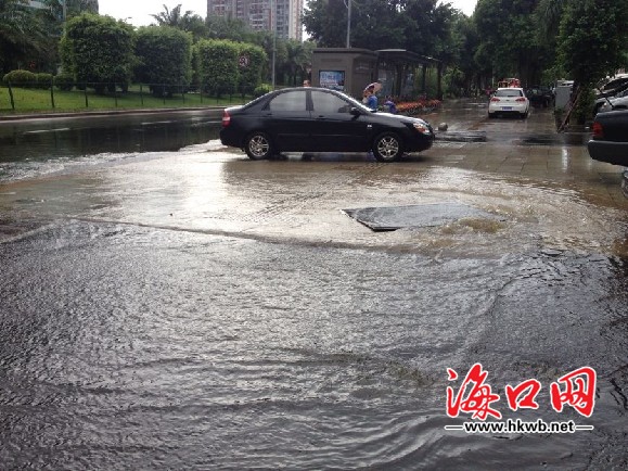 龍昆南路多處路段積水