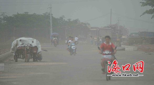 路邊到處塵土飛揚(yáng)