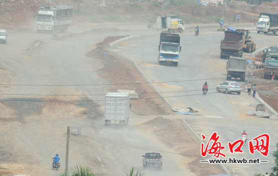 道路因揚(yáng)塵污染變得亂、臟、差