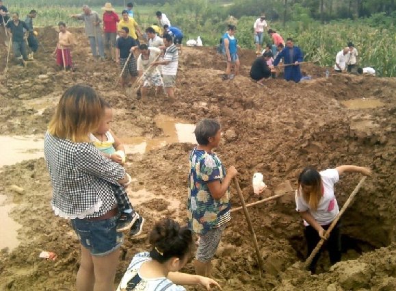 河南村落现古币引百人抢挖