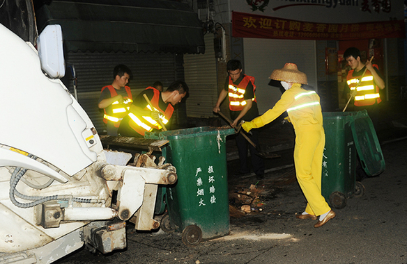 市公安局青年民警走上街头当一天环卫工人