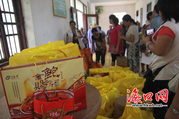 慰问物资抵达红明农场敬老院