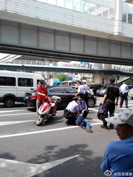 上海男子揮刀行兇 民警開(kāi)槍將其控制