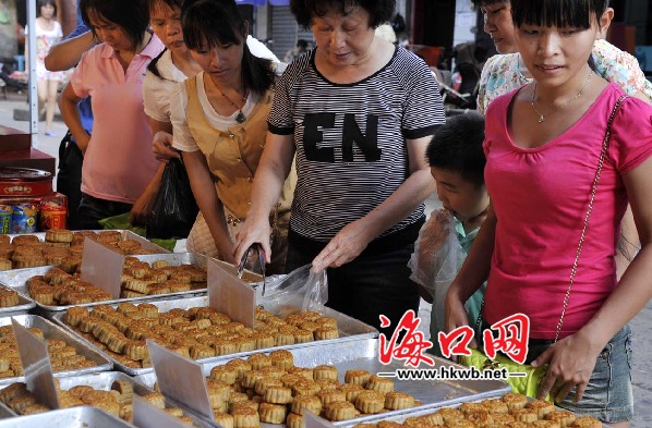 今年月餅更多以“素顏”登場，價(jià)格不再驚人，海南本土的散裝月餅也很受市民青睞。 本報(bào)記者 黃一冰 攝