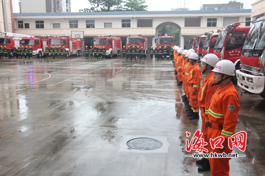 100名消防官兵严阵以待