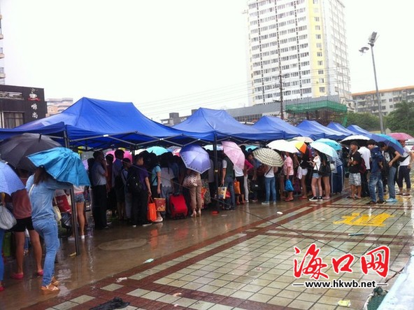 為了回家團(tuán)圓市民冒雨歸途