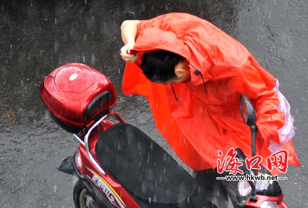 海口風雨交加天氣給市民出行帶來不便。