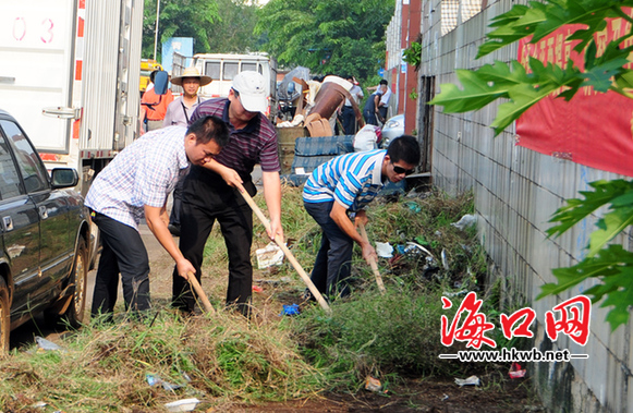 海口市组织300多在三叶东路开展爱国卫生义务劳动