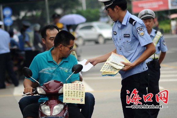 交警发放资料开展交通安全宣传