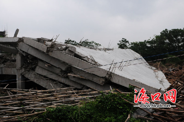 已經(jīng)變?yōu)閺U墟的龍昆南延長線薛村段違法建筑。記者張俊其攝