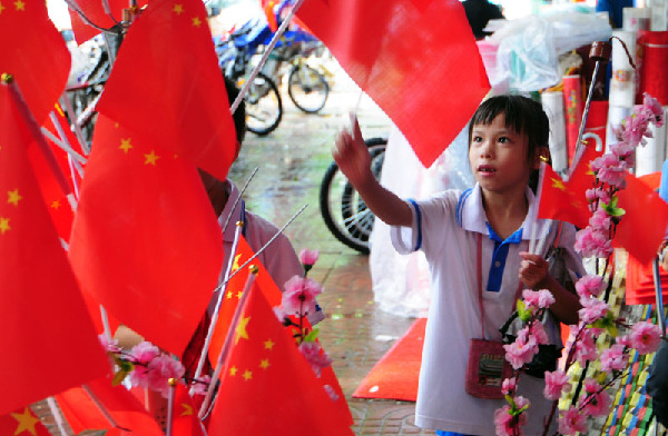 小朋友在選購(gòu)小紅旗。