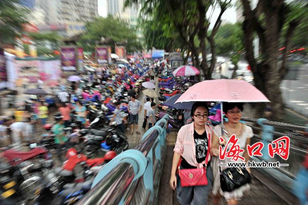 　　海口雨水连连，节日市场依然人气兴旺。记者 李汉仁 摄