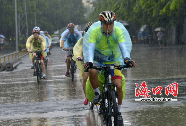 1日上午8點，來自湖北、廣東和海口的65名自行車愛好者，冒雨舉行環(huán)島騎行活動。