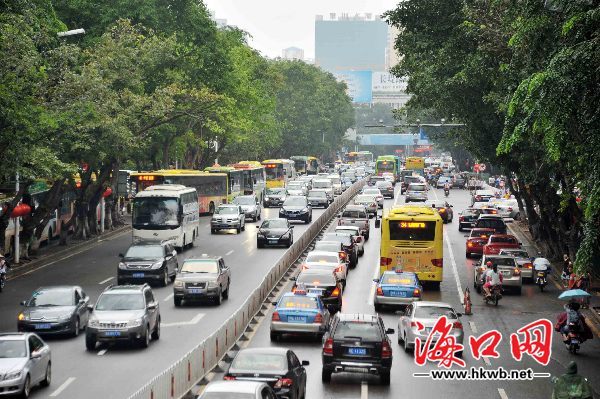 1日下午5點30分，?？诤Ｐ銝|路、大同路等繁華路段，車輛通行有序。