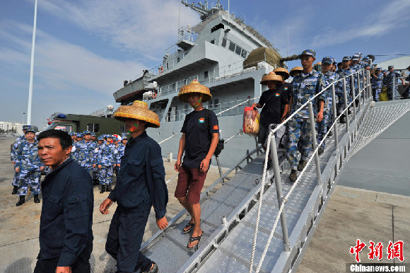 南海艦隊991艦轉(zhuǎn)運(yùn)268名遇險漁民抵三亞