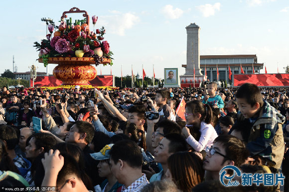 天安門廣場(chǎng)人流潮動(dòng)呈現(xiàn)