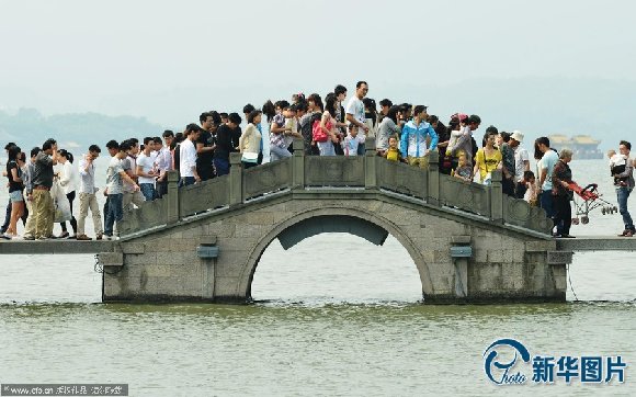 游客在杭州西湖涌金門的棧橋