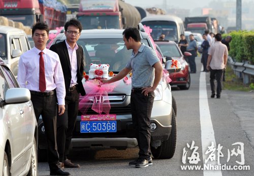 貨車側(cè)翻起火司機身亡 福廈高速堵車5小時