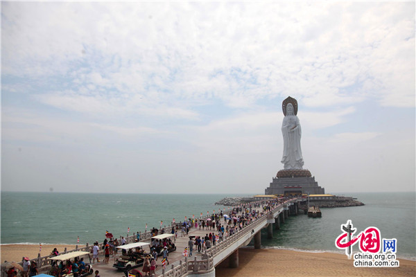 南山景區(qū)海上觀音廣場(chǎng)游人如織